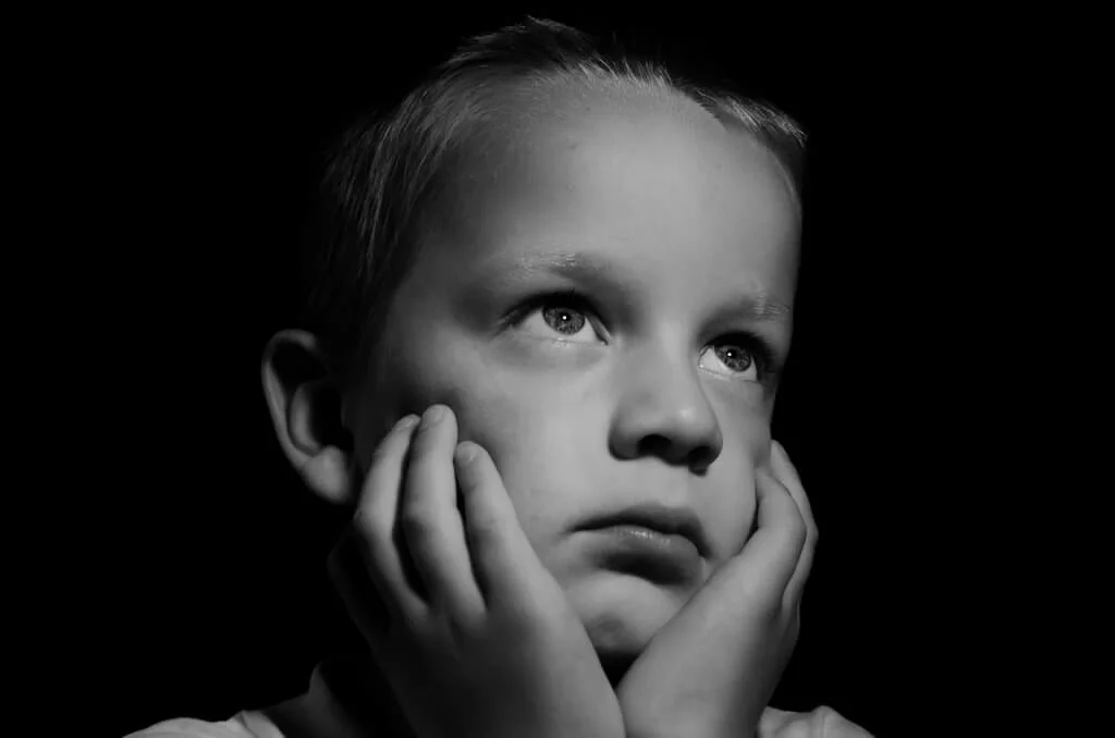 visage enfant triste